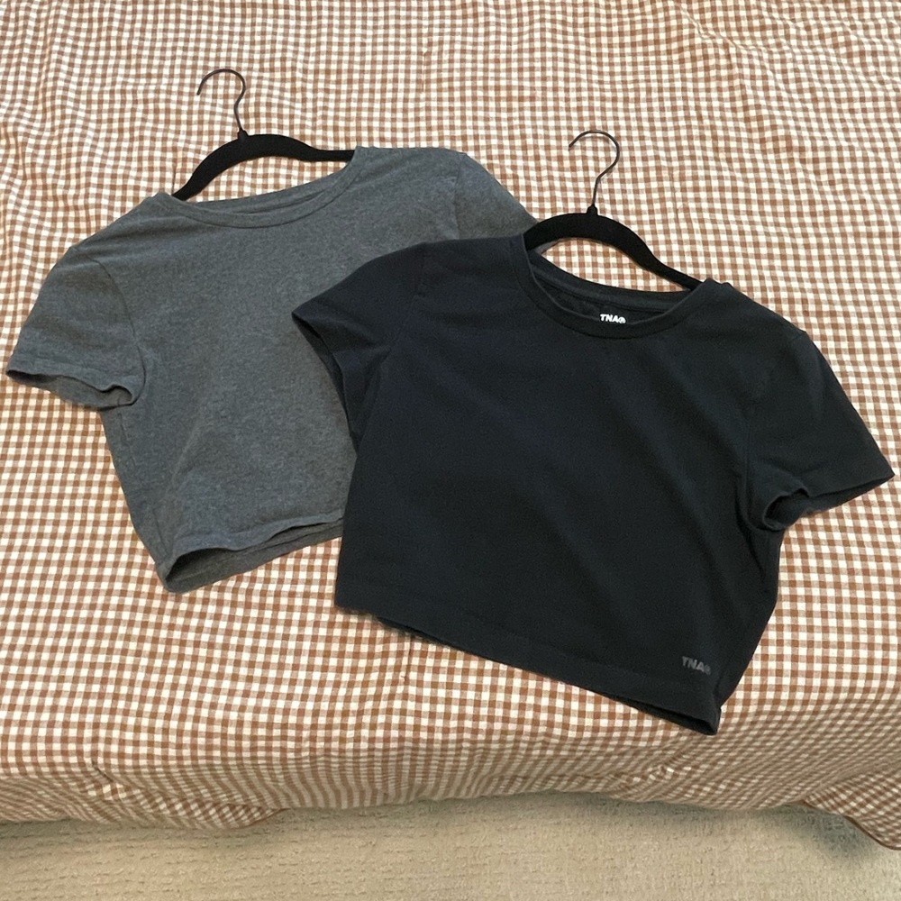 TNA hold it crop top M set of 2
